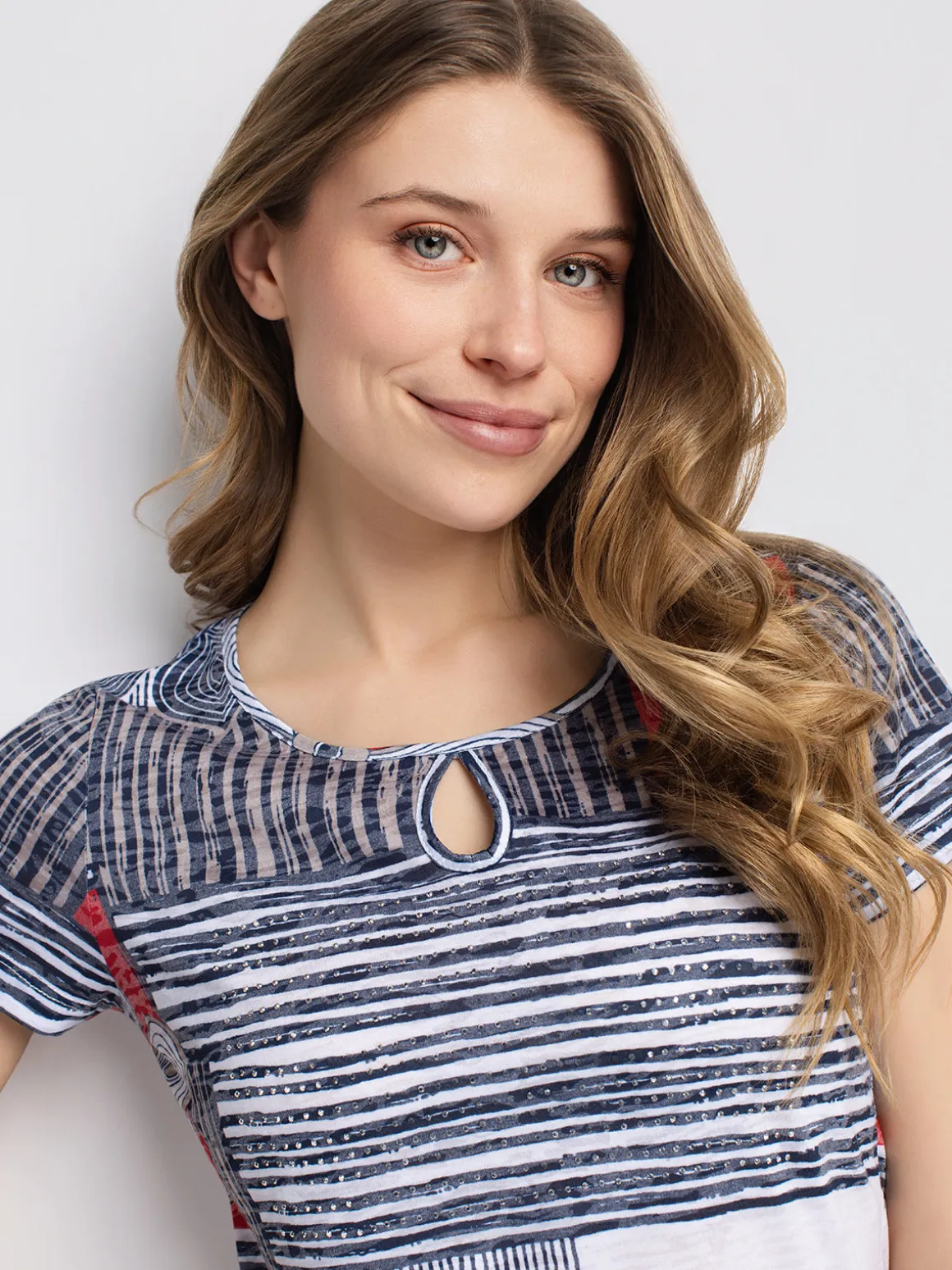 Short-sleeve semi-fitted t-shirt
