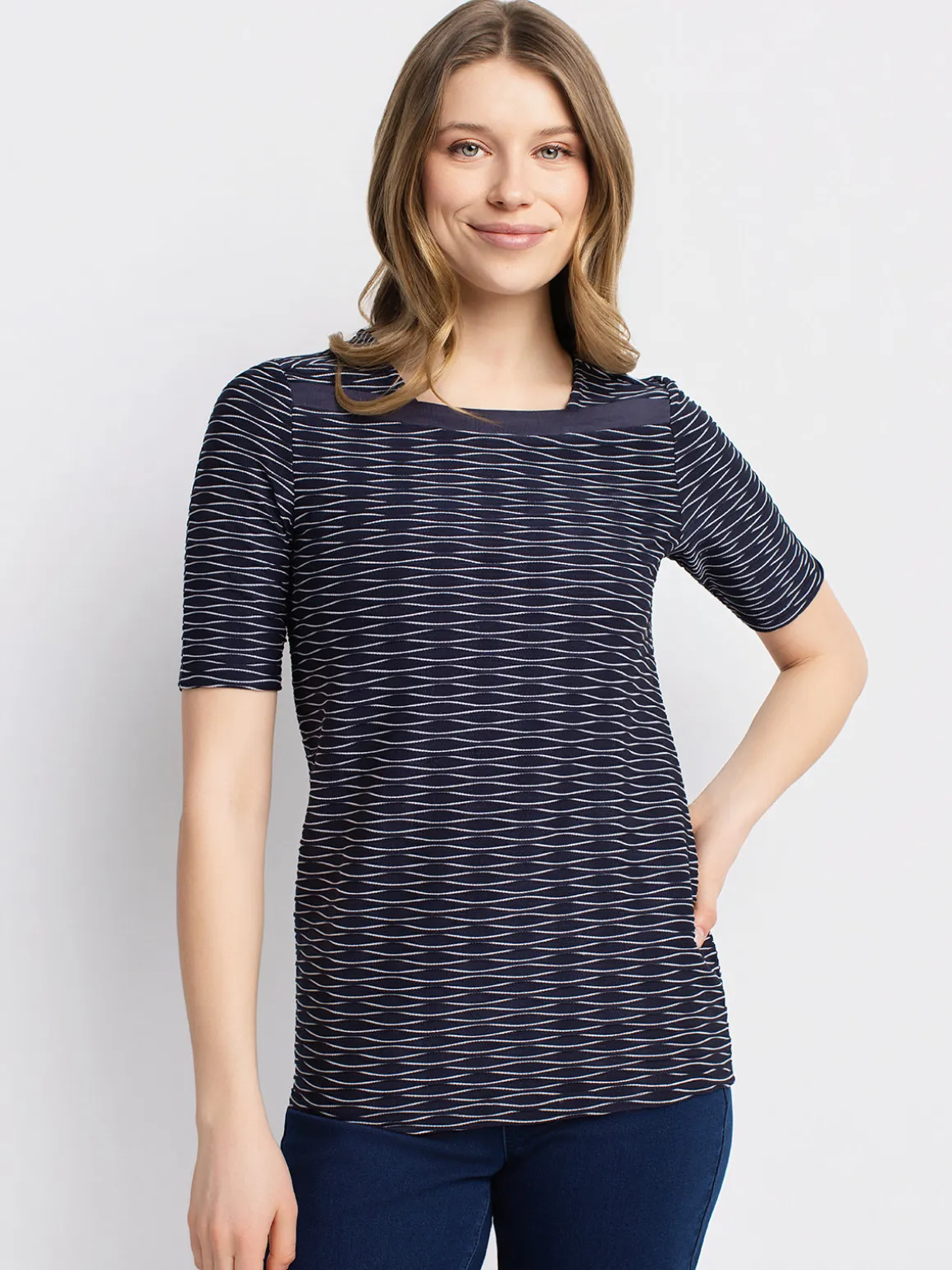 Short-sleeve semi-fitted t-shirt