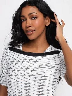 Short-sleeve semi-fitted t-shirt
