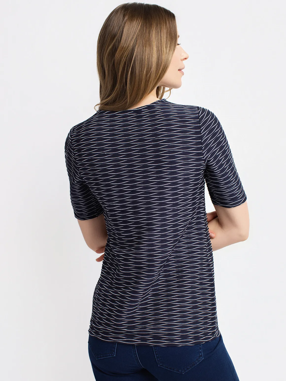 Short-sleeve semi-fitted t-shirt