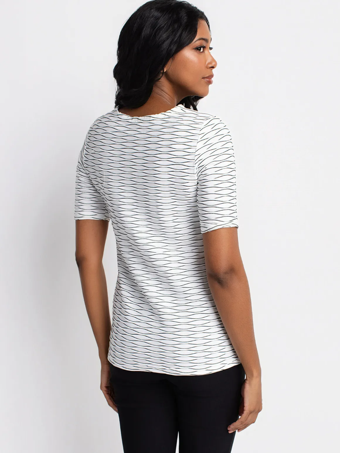 Short-sleeve semi-fitted t-shirt