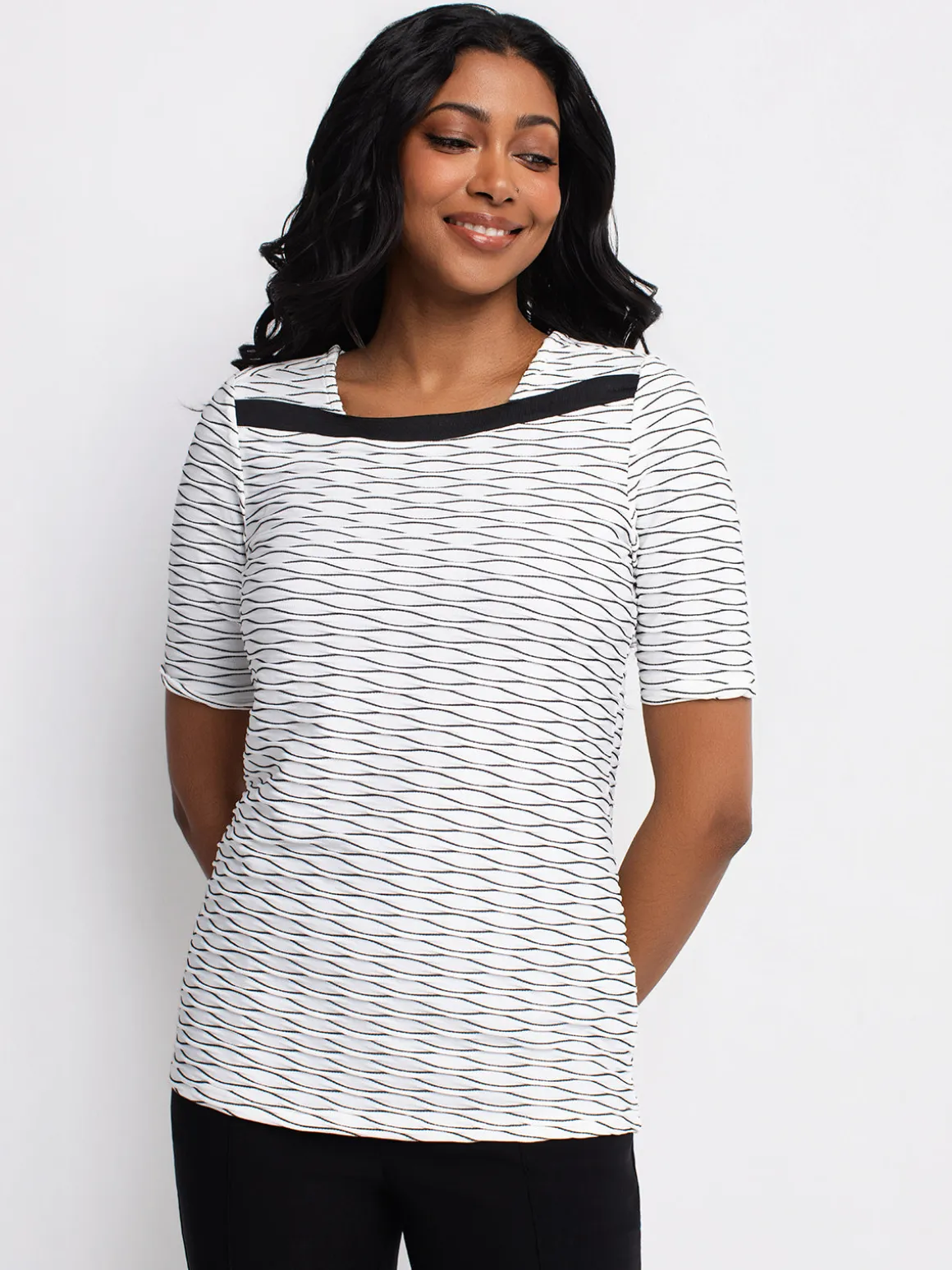 Short-sleeve semi-fitted t-shirt