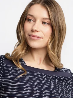 Short-sleeve semi-fitted t-shirt