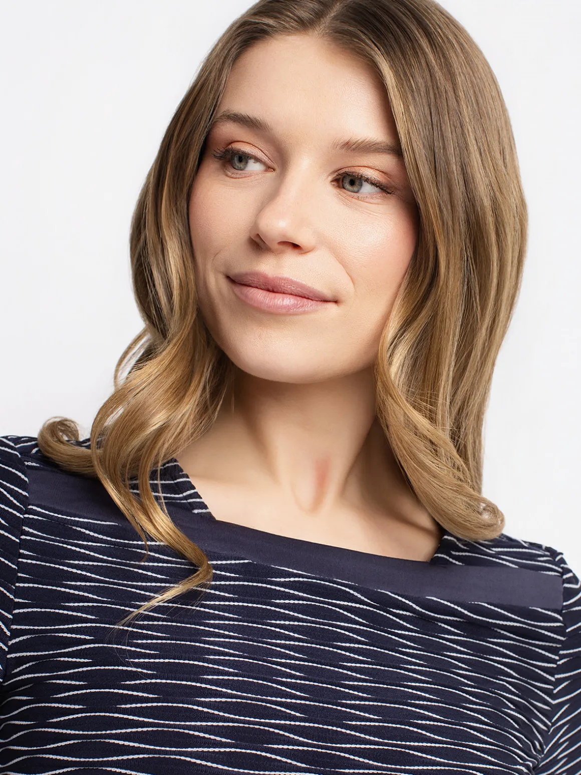 Short-sleeve semi-fitted t-shirt