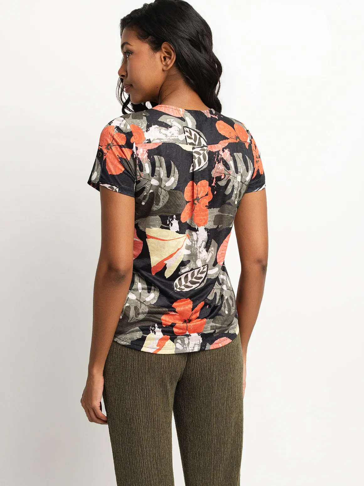 Short-sleeve semi-fitted t-shirt