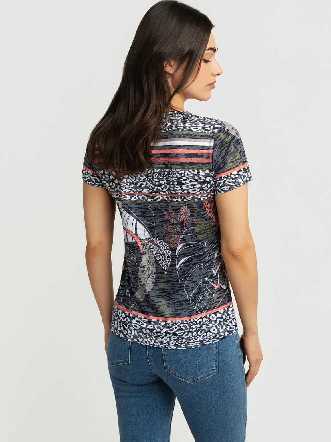 Short-sleeve semi-fitted t-shirt