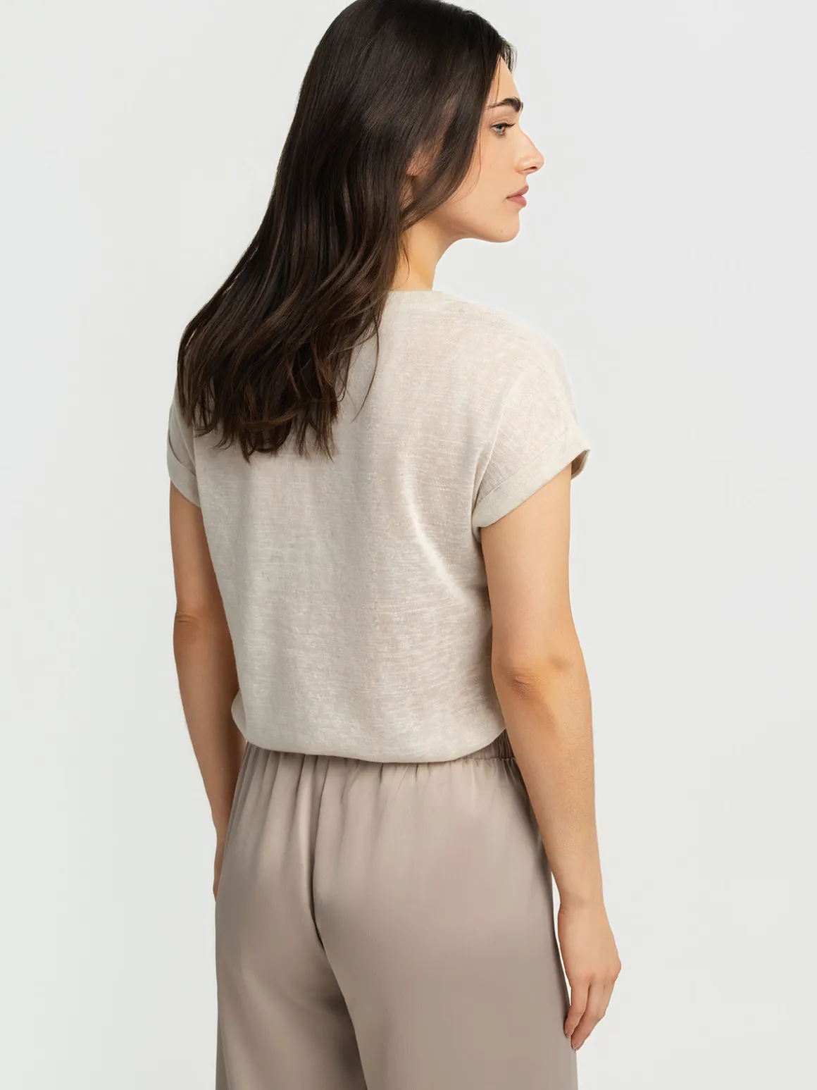 Short-sleeve semi-fitted t-shirt