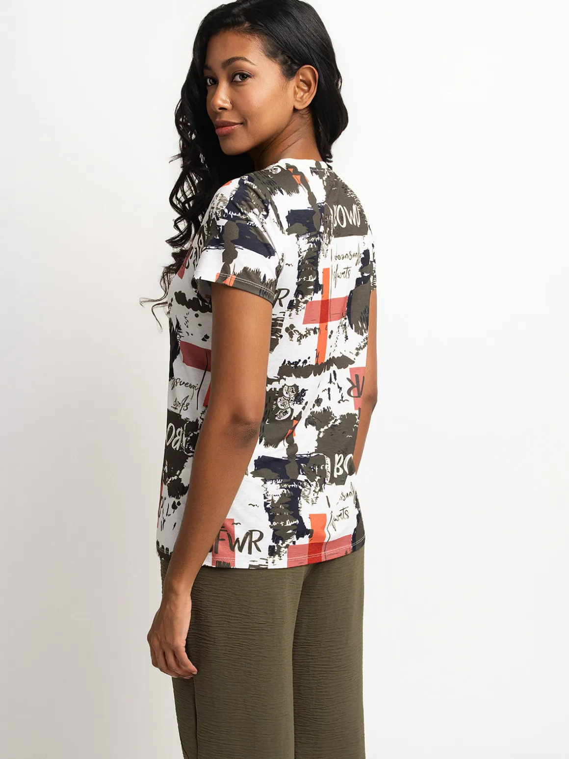 Short-sleeve semi-fitted t-shirt