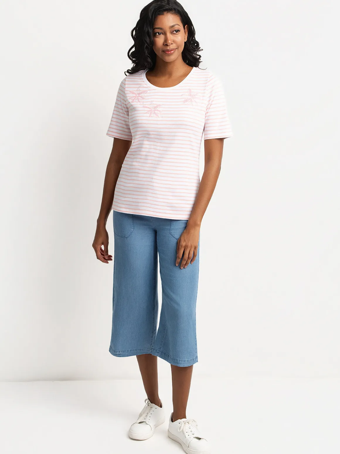 Short-sleeve semi-fitted t-shirt