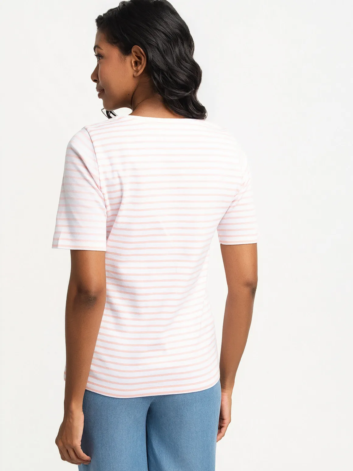 Short-sleeve semi-fitted t-shirt