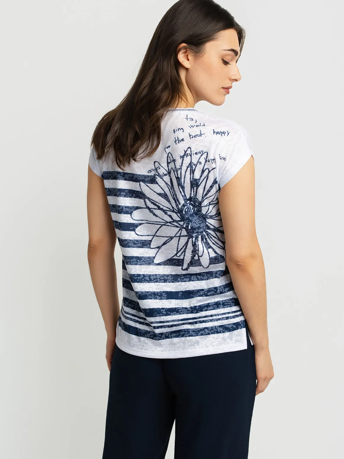 Short-sleeve semi-fitted t-shirt