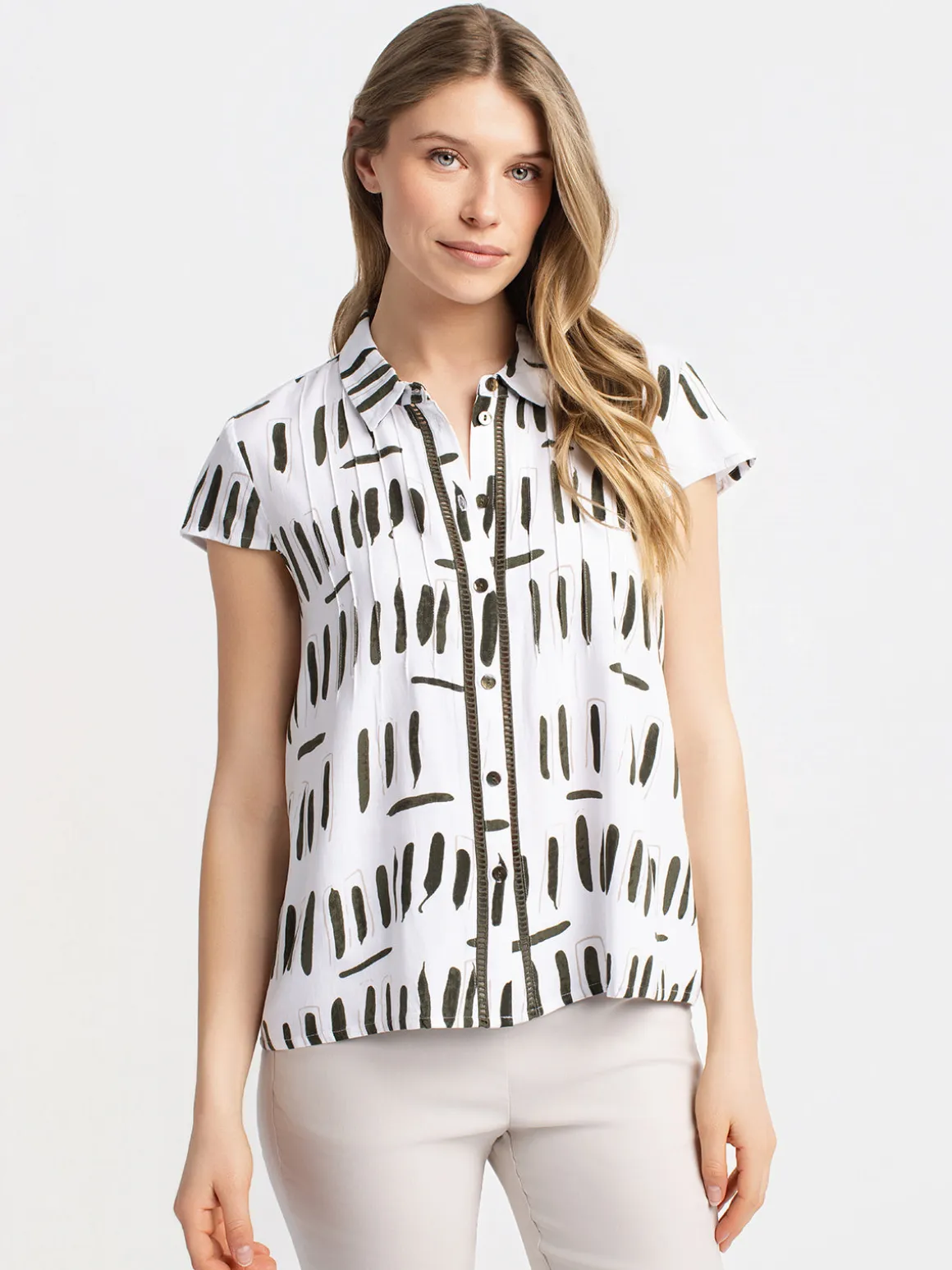 3/4-sleeve semi-fitted blouse with buttons
