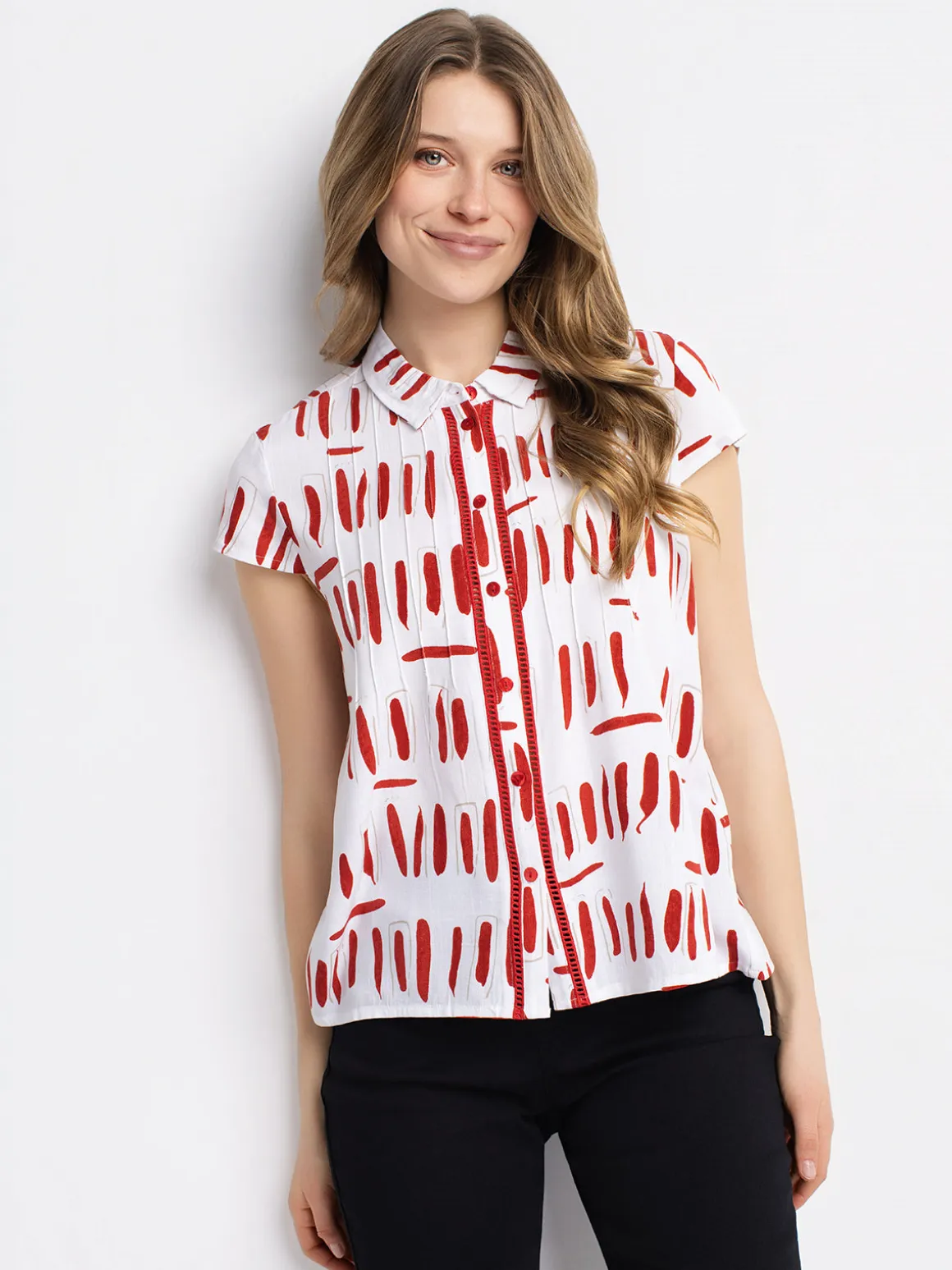 3/4-sleeve semi-fitted blouse with buttons