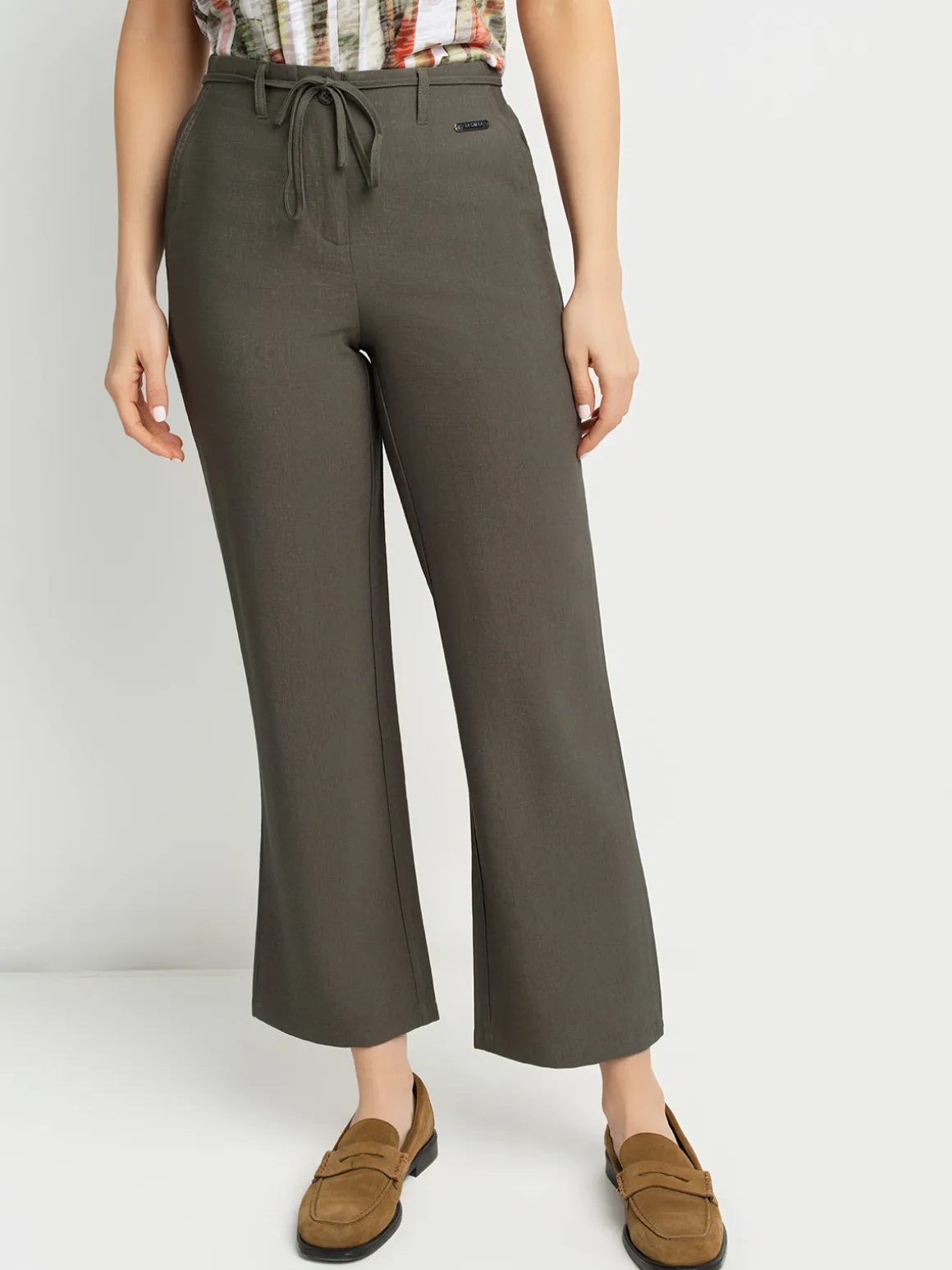 Straight semi-fitted dress pant