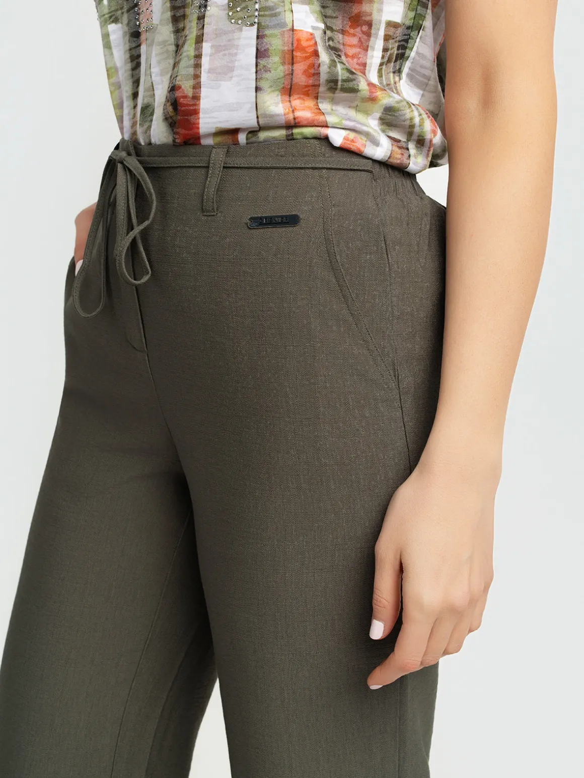 Straight semi-fitted dress pant