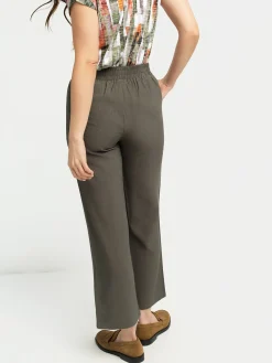 Straight semi-fitted dress pant
