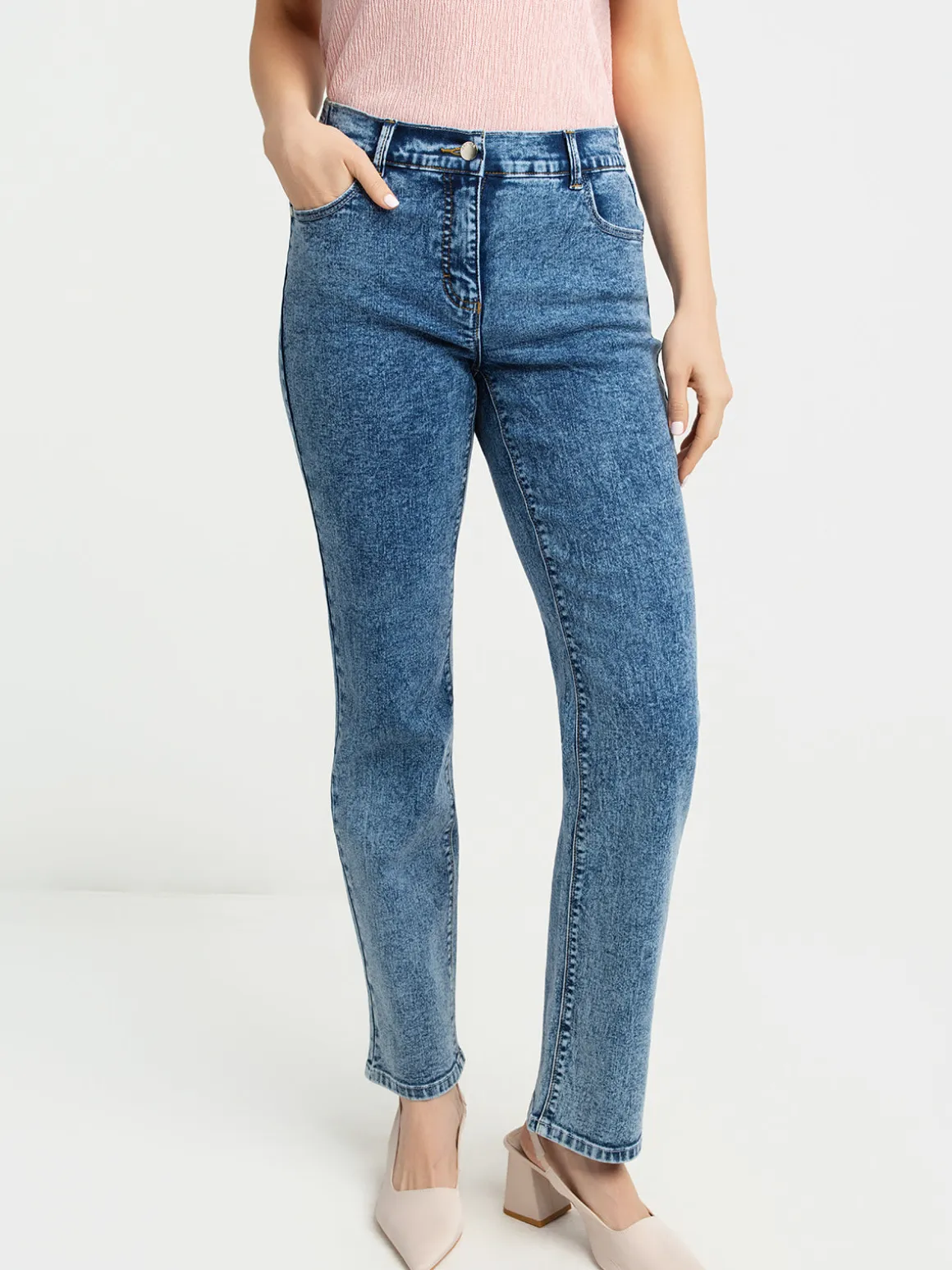 Straight semi-fitted jeans