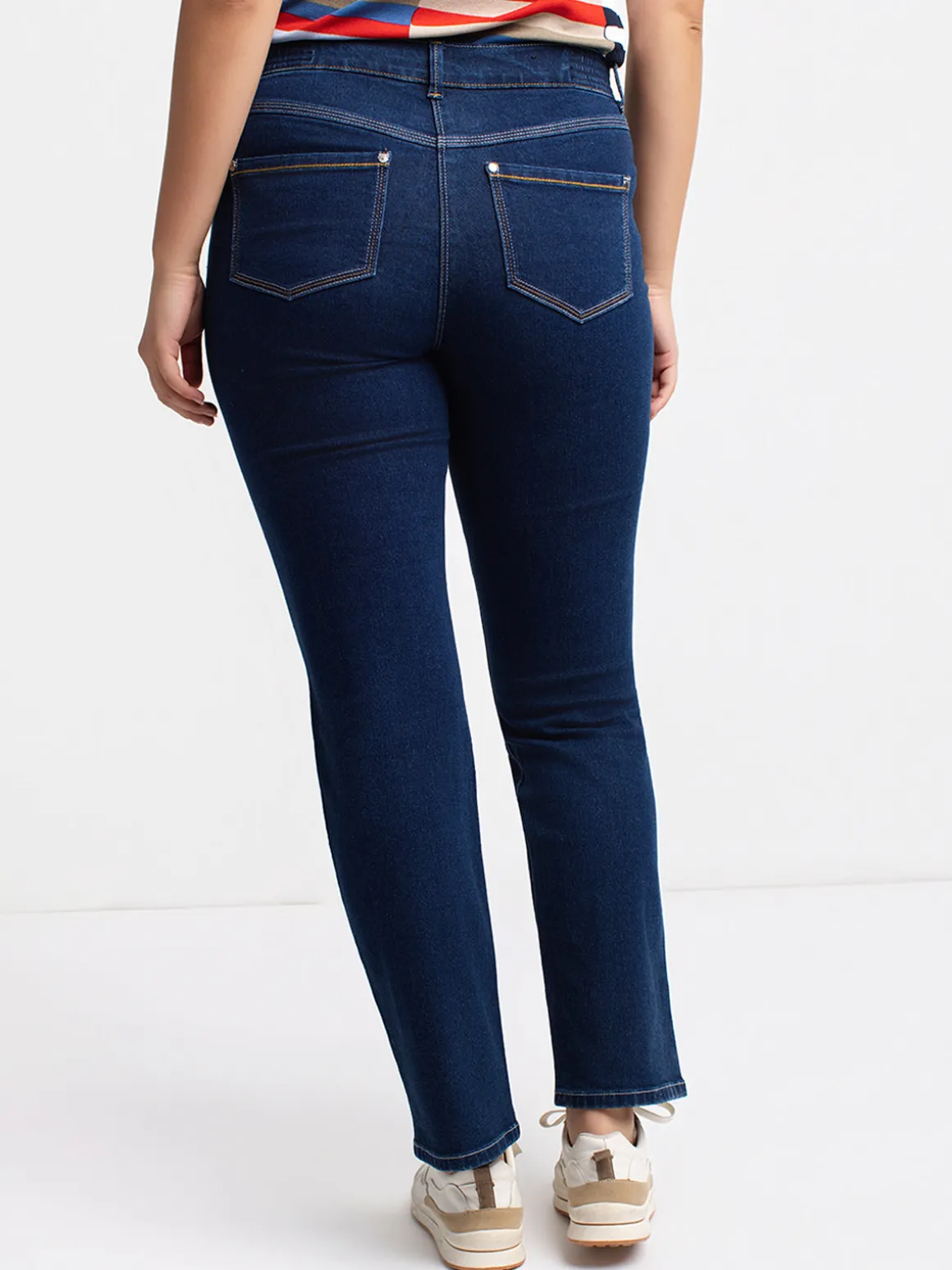 Straight semi-fitted jeans