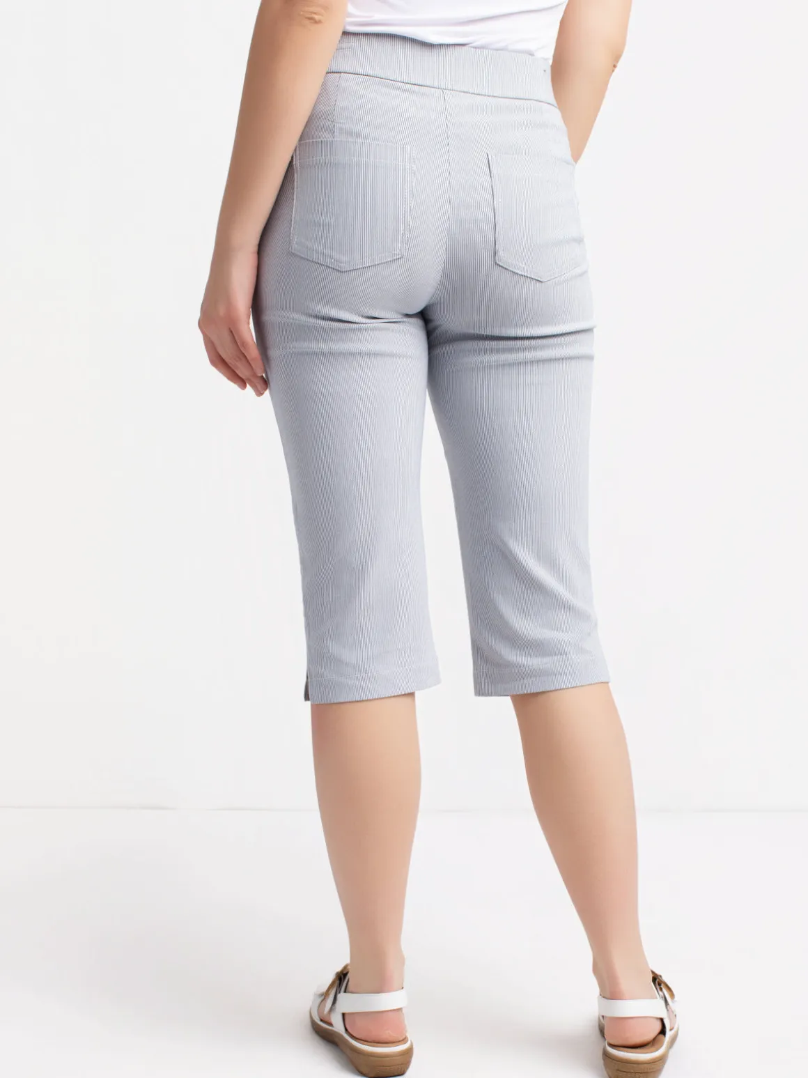 Straight semi-fitted pull-on capri