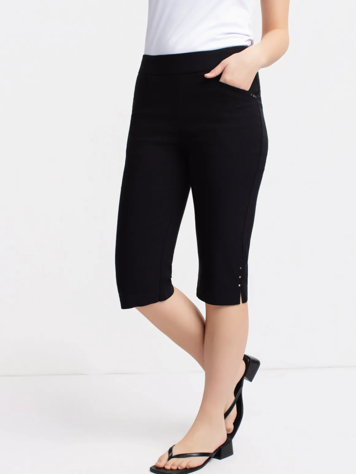 Straight semi-fitted pull-on capri