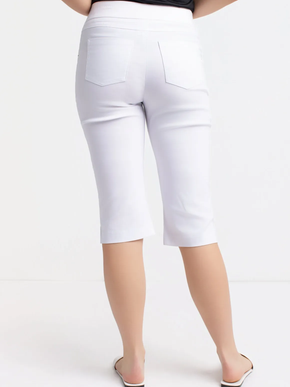 Straight semi-fitted pull-on capri