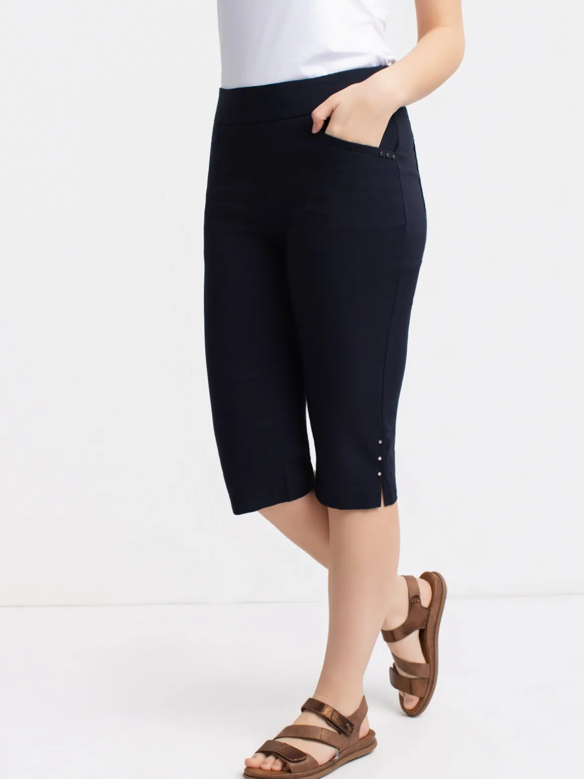 Straight semi-fitted pull-on capri