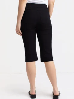 Straight semi-fitted pull-on capri