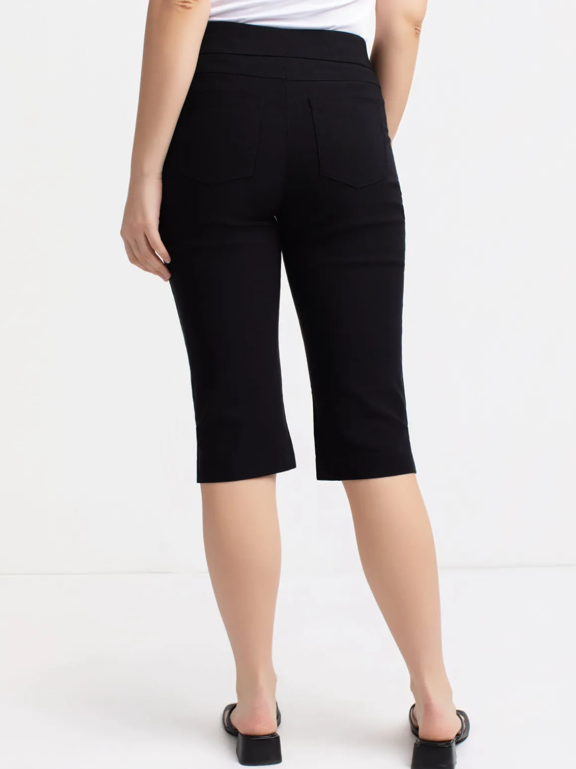 Straight semi-fitted pull-on capri