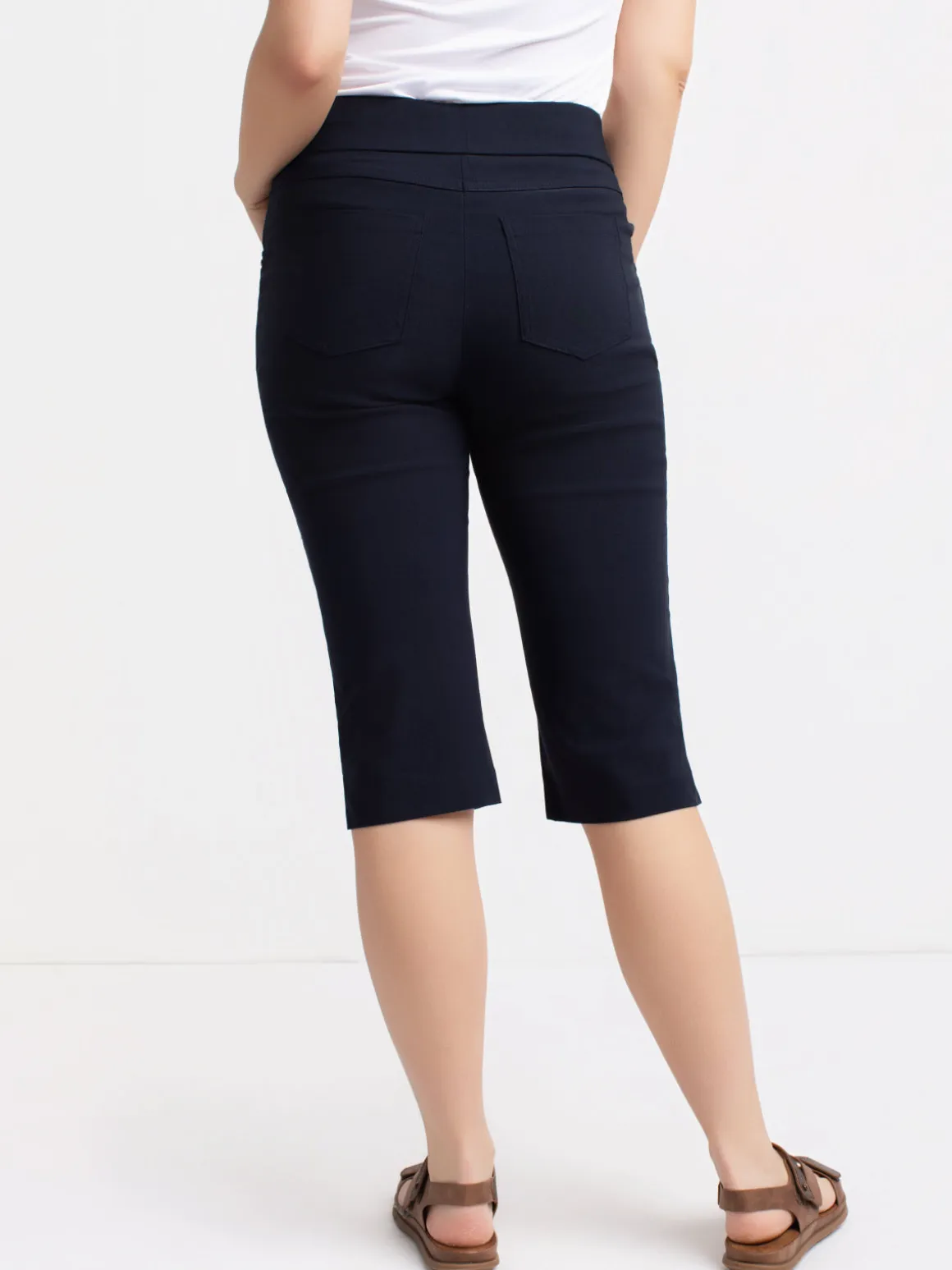 Straight semi-fitted pull-on capri