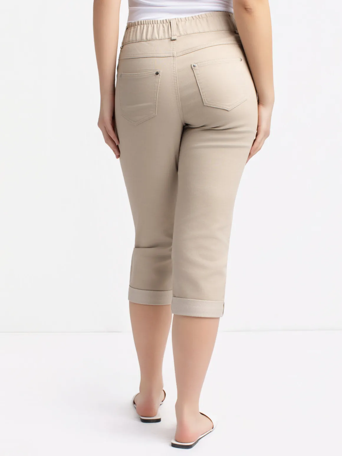 Straight semi-fitted pull-on denim capri