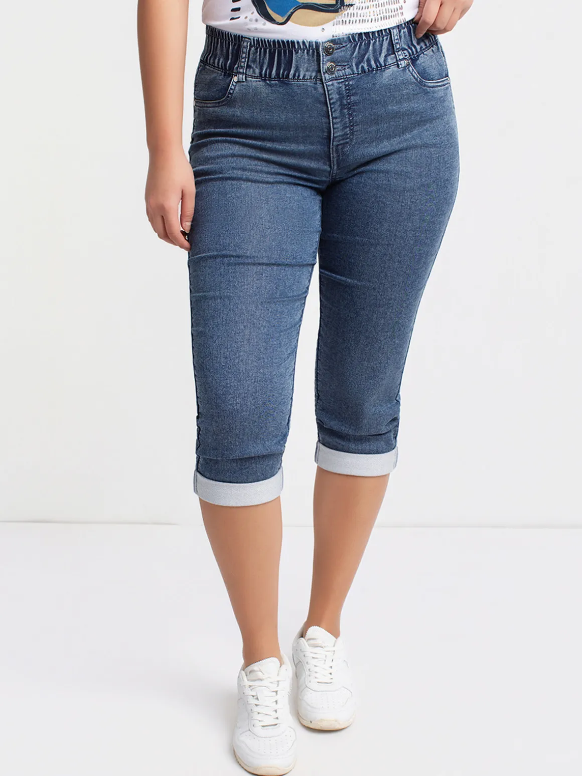 Straight semi-fitted pull-on denim capri