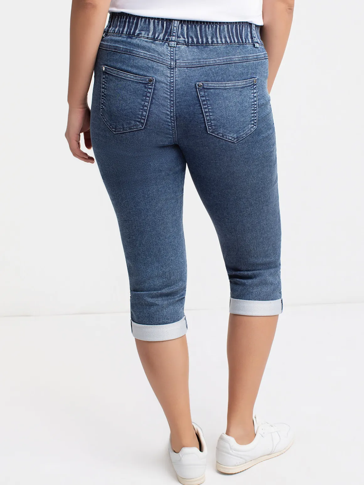 Straight semi-fitted pull-on denim capri