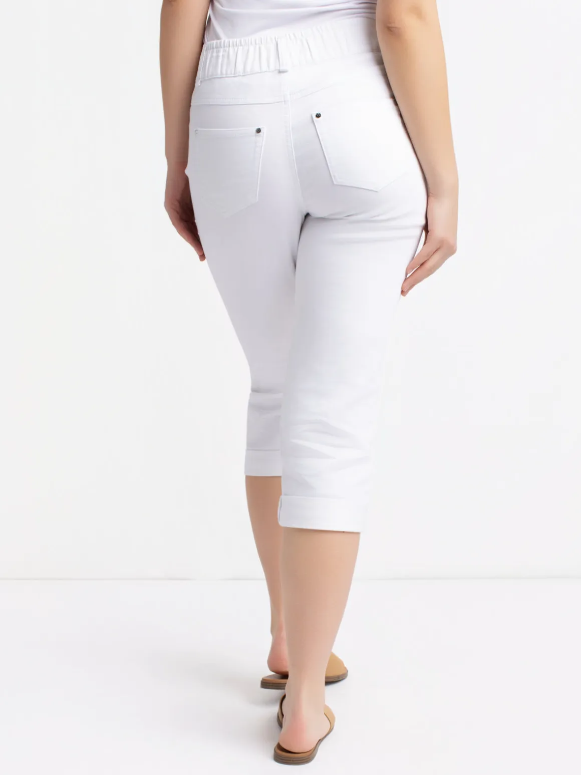 Straight semi-fitted pull-on denim capri