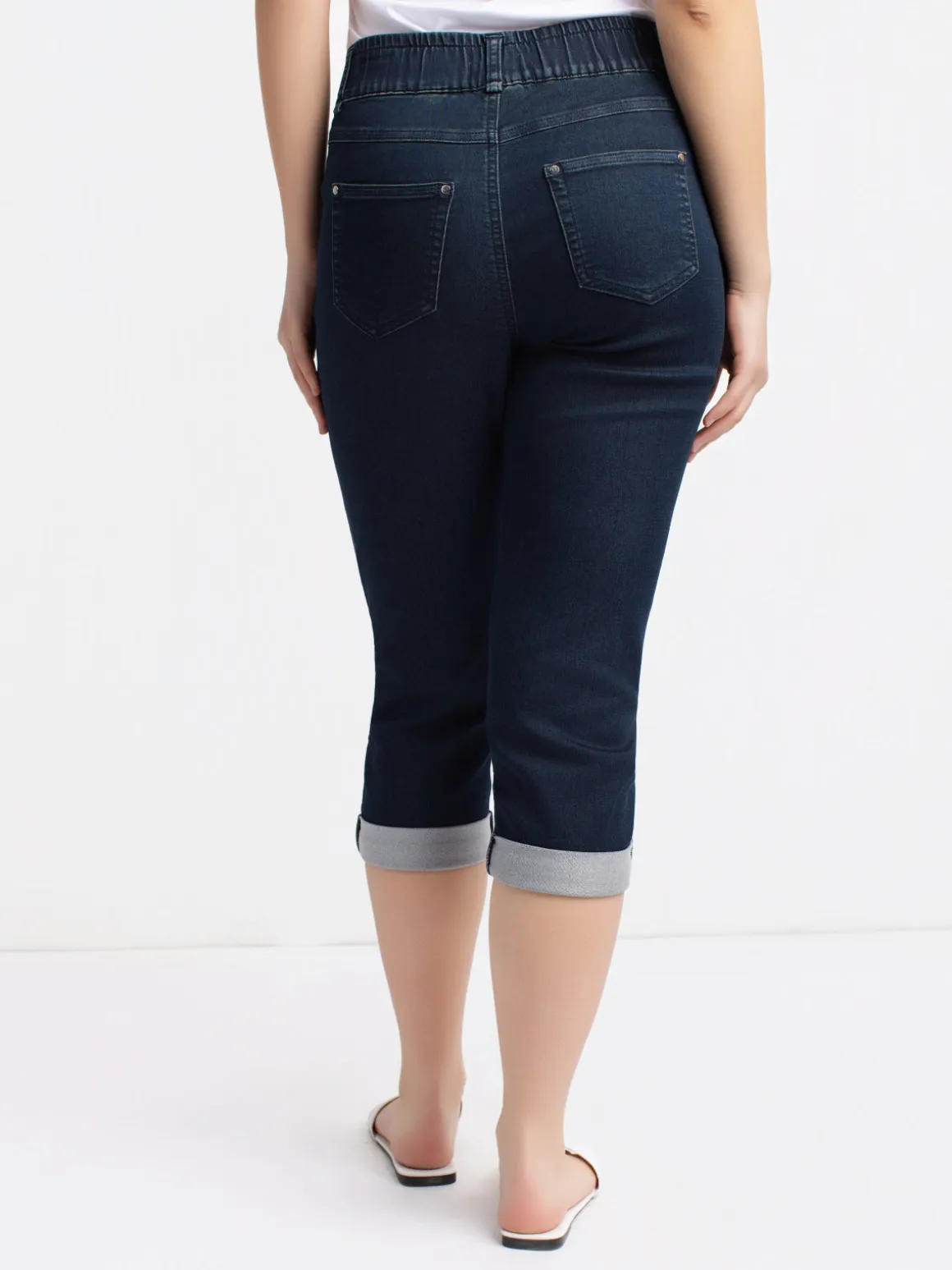 Straight semi-fitted pull-on denim capri
