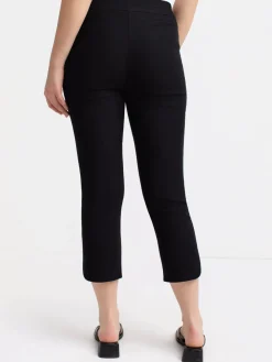 Straight semi-fitted pull-on dress capri