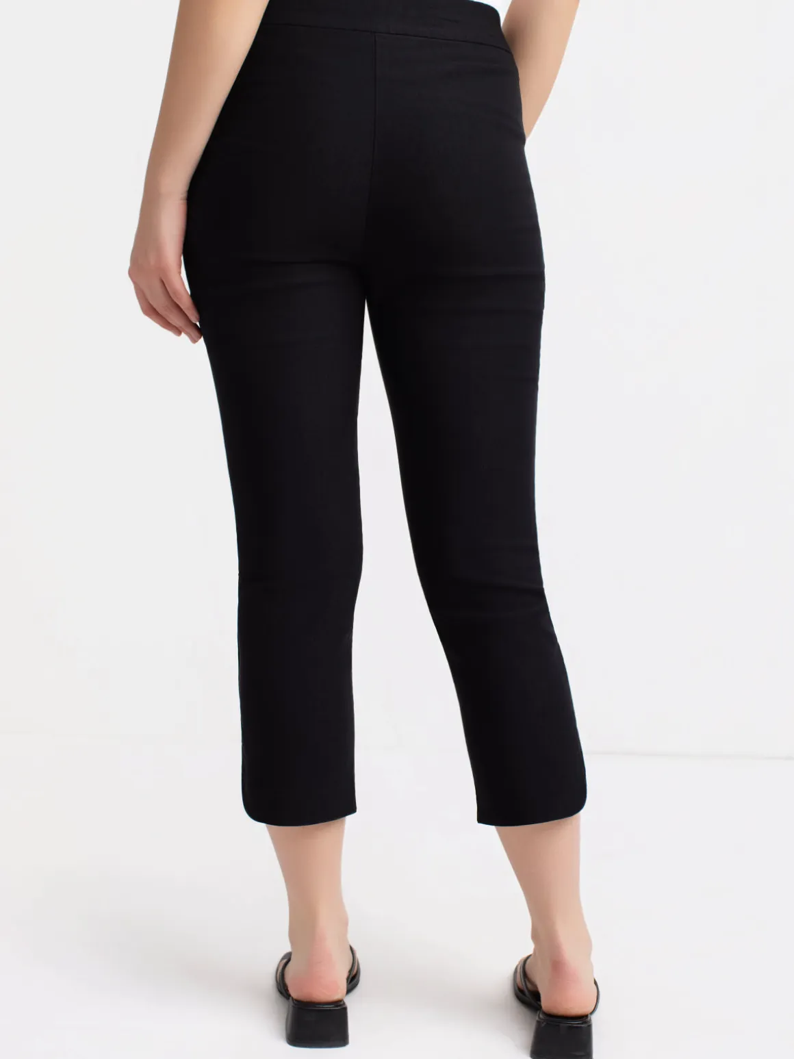 Straight semi-fitted pull-on dress capri