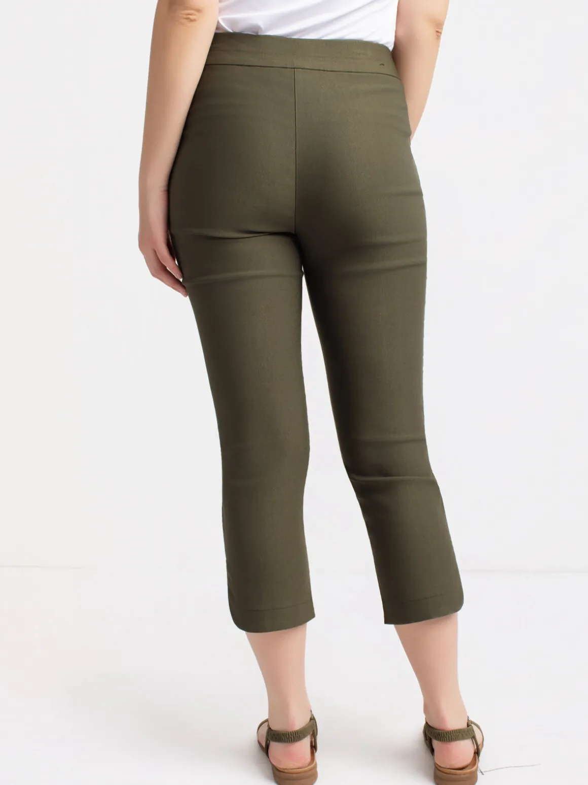 Straight semi-fitted pull-on dress capri