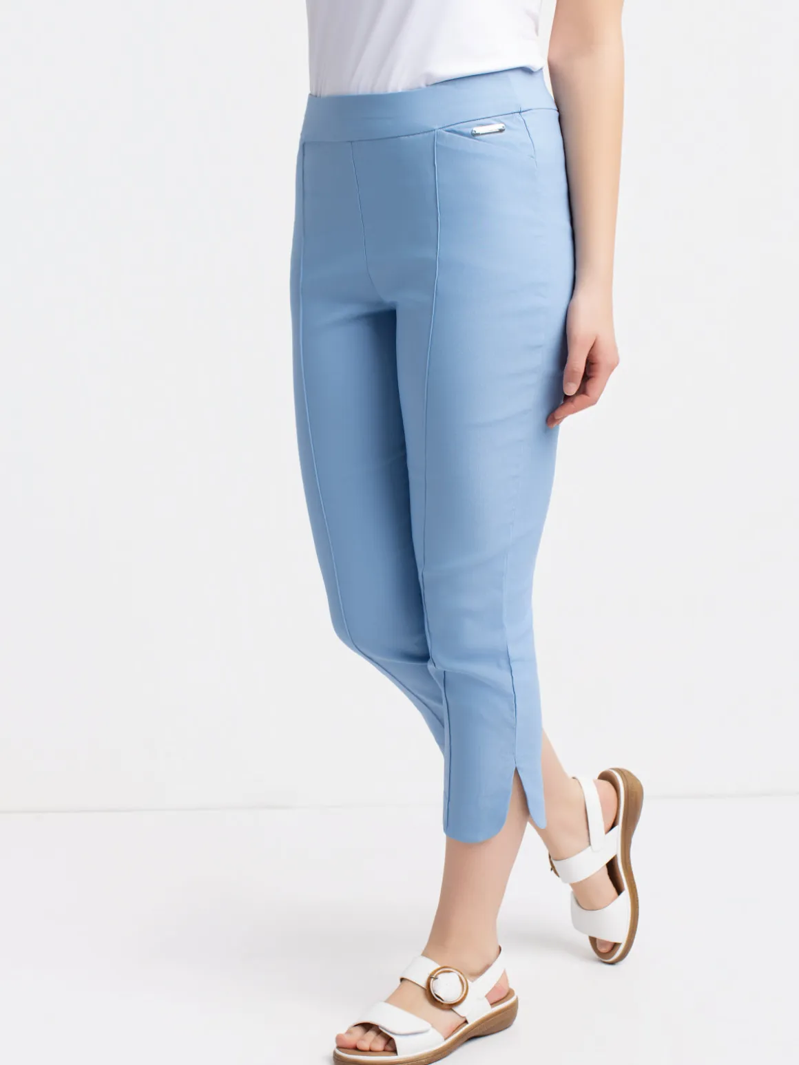 Straight semi-fitted pull-on dress capri