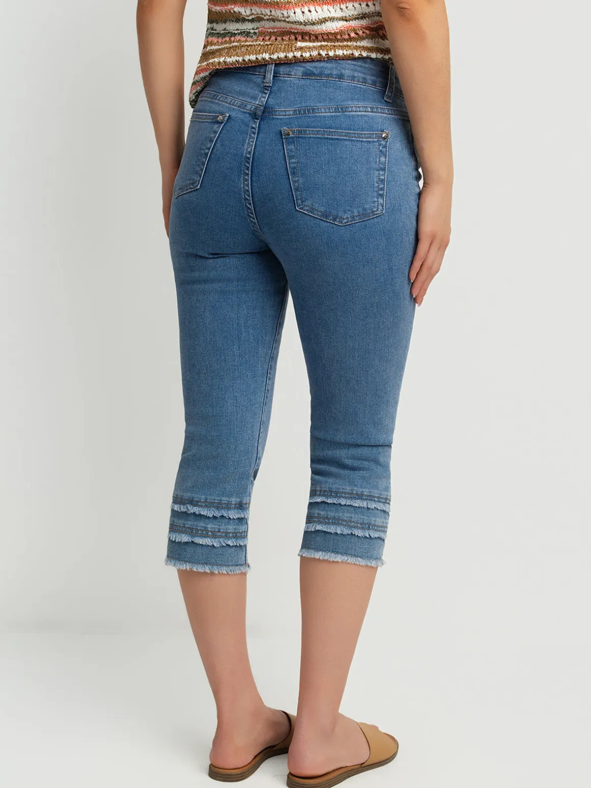 Straight semi-fitted pull-on denim capri