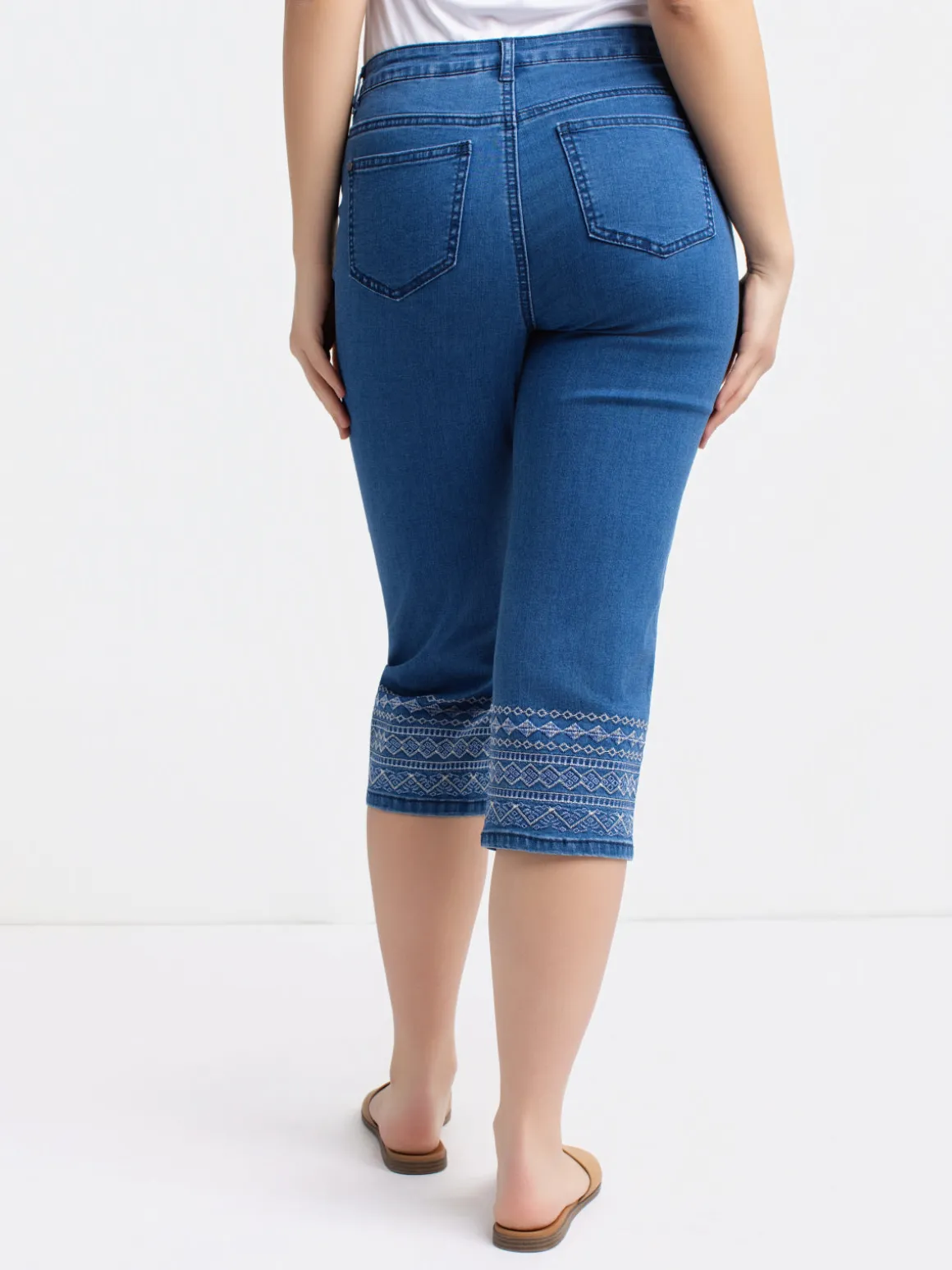 Straight semi-fitted pull-on denim capri