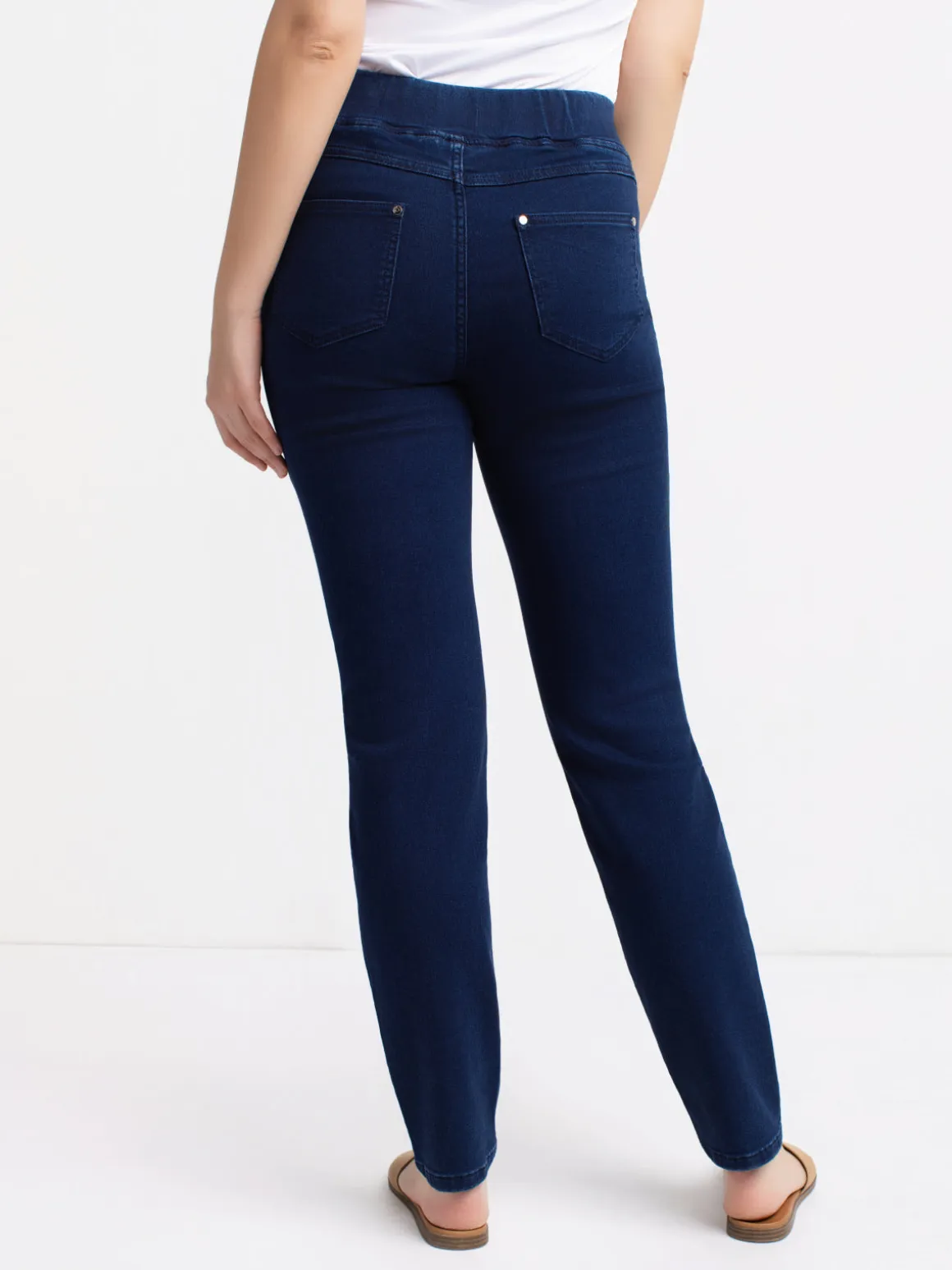 Straight semi-fitted pull-on jeans