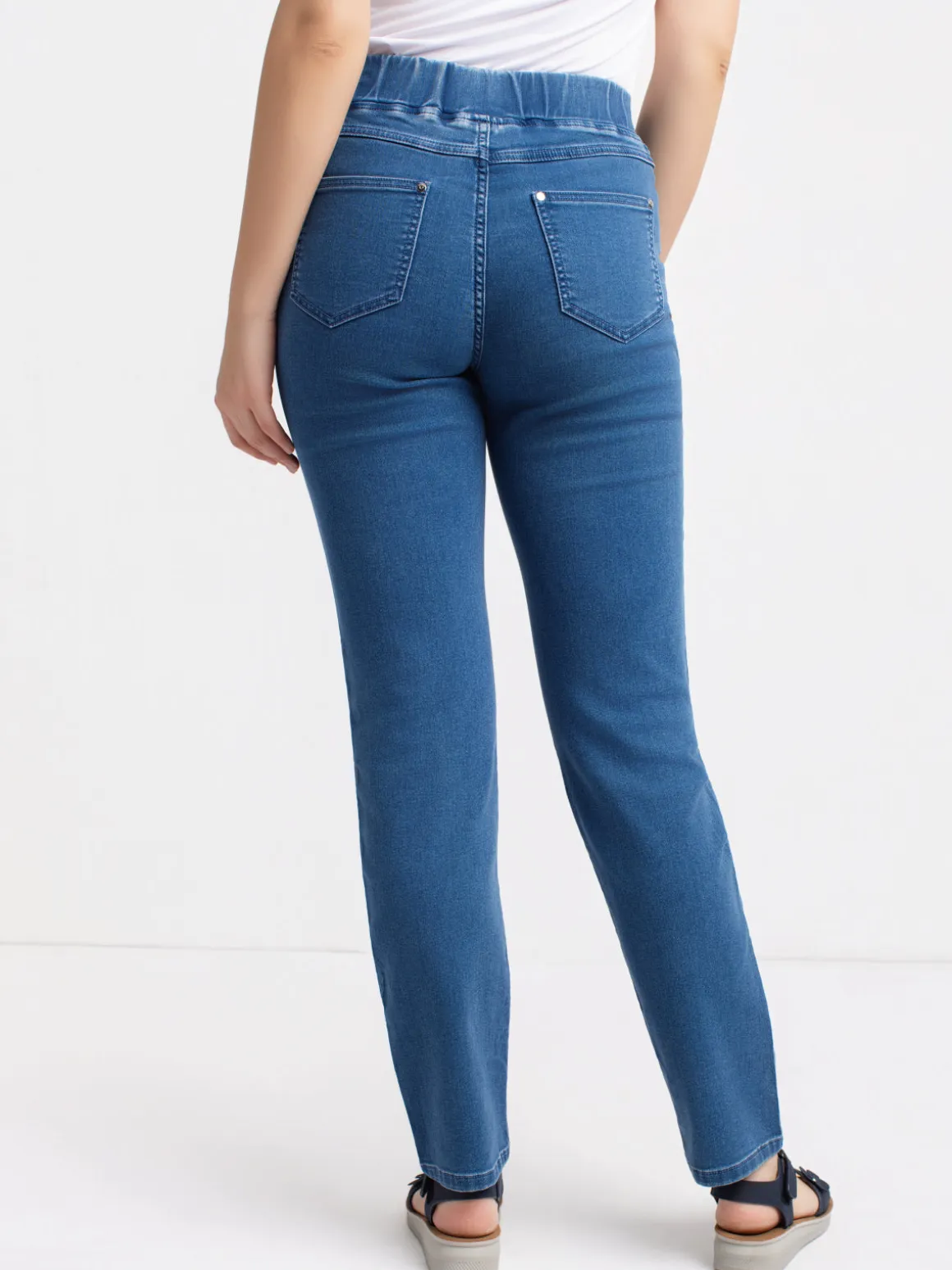 Straight semi-fitted pull-on jeans