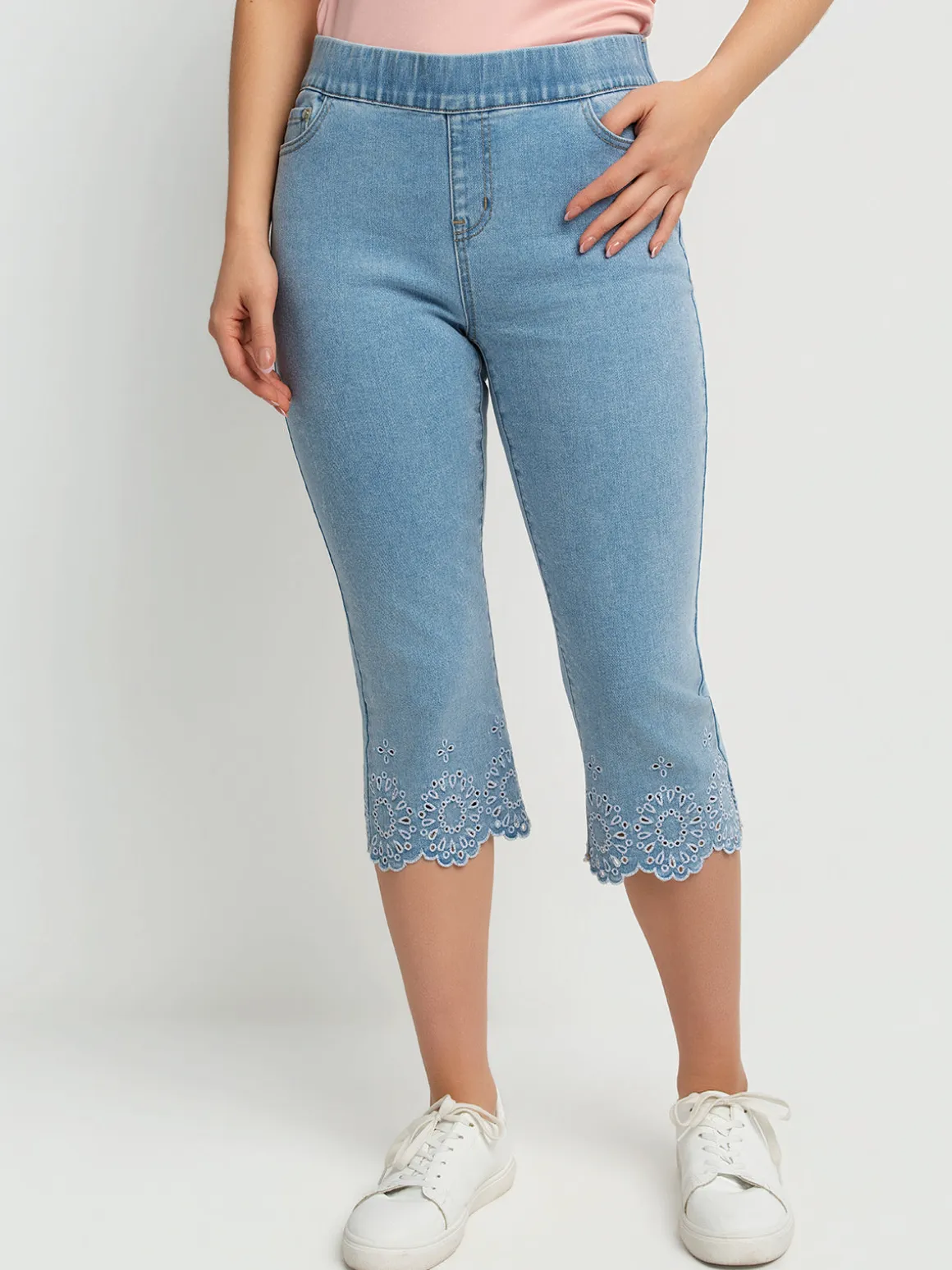 Three-quarter length denim pants
