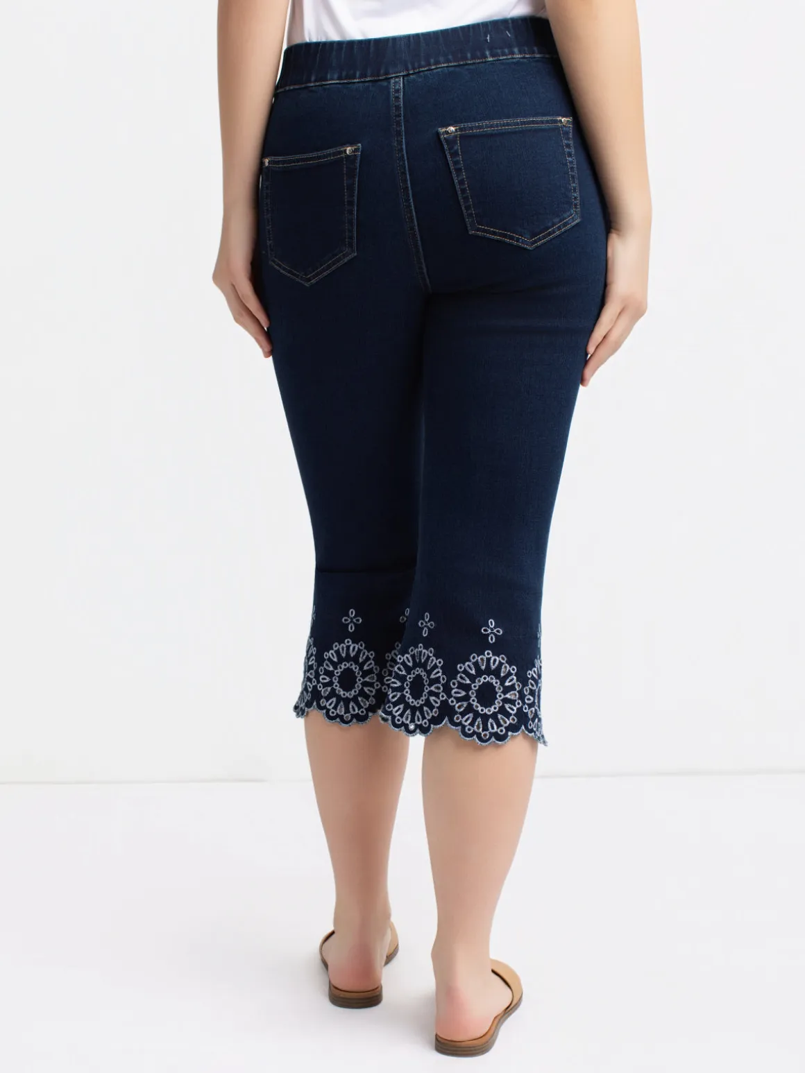 Three-quarter length denim pants