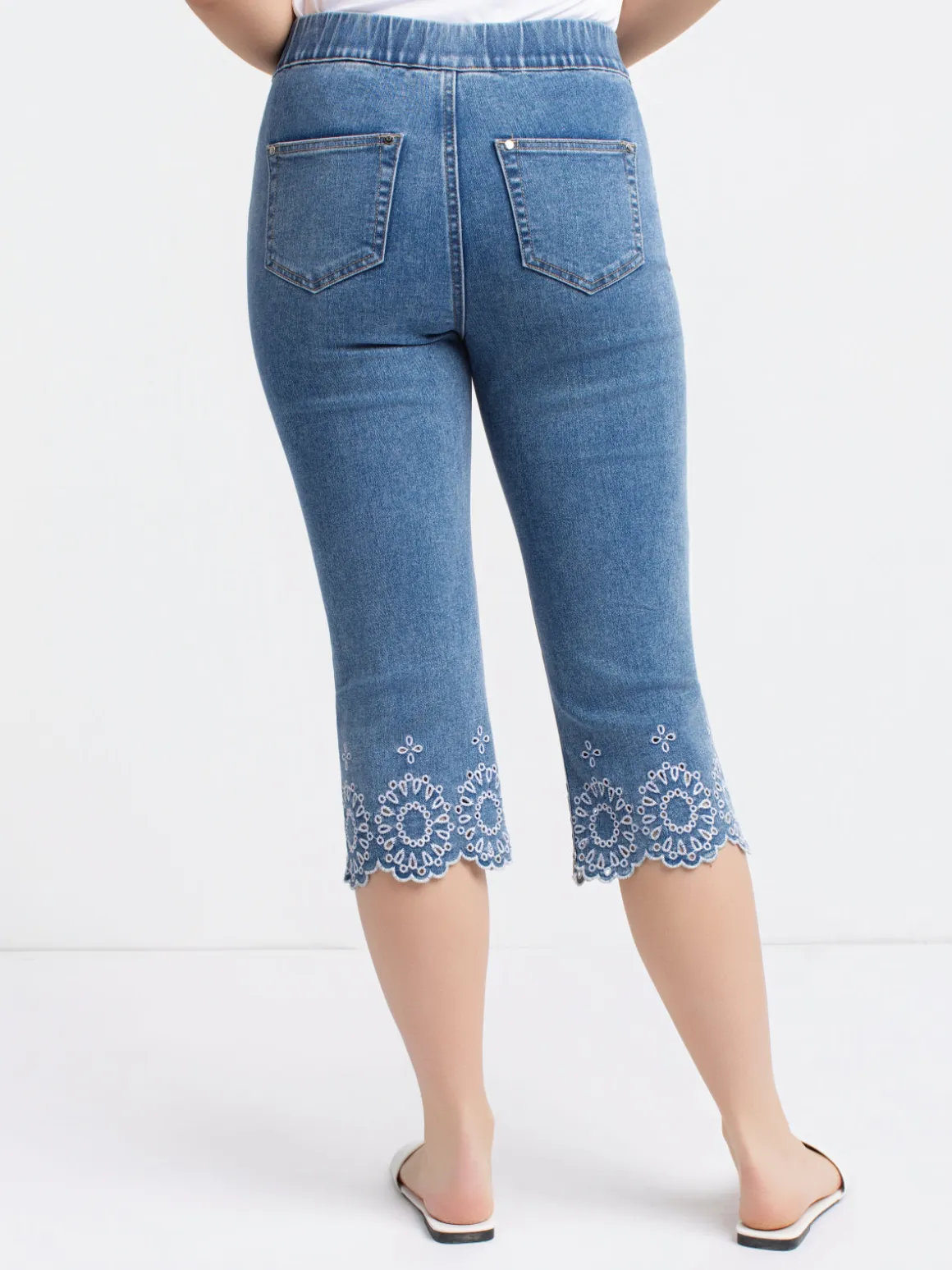 Three-quarter length denim pants